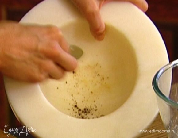 Гвоздику измельчить в ступке.