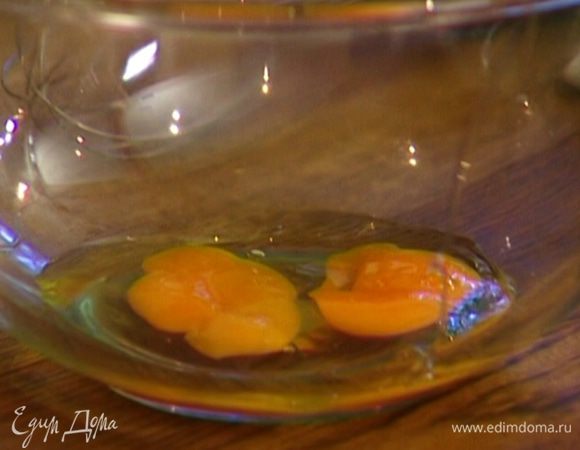 Яйца с сахаром взбить блендером в пышную массу.