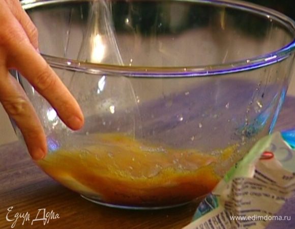 Продолжая взбивать, всыпать разрыхлитель, гвоздику, соду, корицу, имбирь и соль.