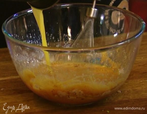 Не переставая взбивать, добавить растопленное сливочное масло и мед.