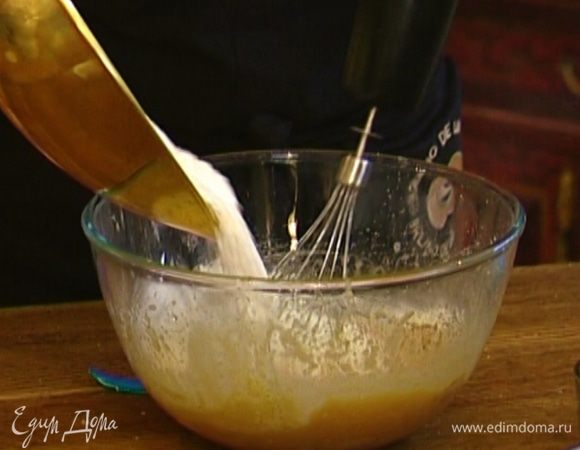 Небольшими порциями всыпать муку — тесто должно получиться довольно жидким.