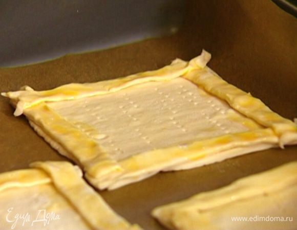 Яйцо слегка взбить и смазать им только бортики у квадратов.