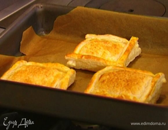 Противень застелить бумагой для выпечки и выложить в него квадраты из теста. Вилкой наколоть тесто в нескольких местах и поставить на 10 минут в разогретую духовку.