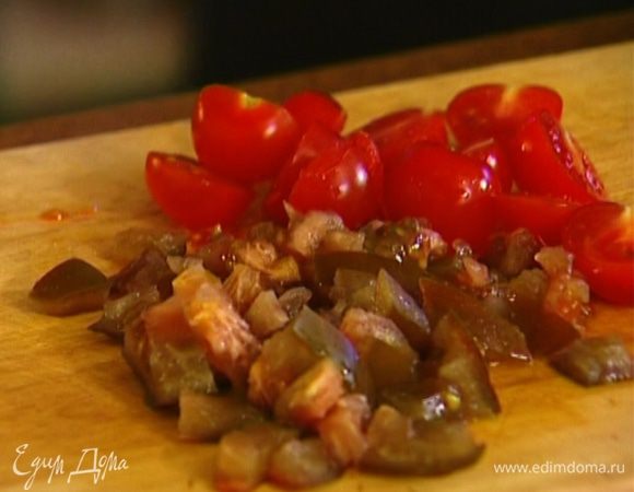 Нарезать 1 помидор кружками, остальные большие помидоры — кубиками, а помидоры черри разрезать пополам.