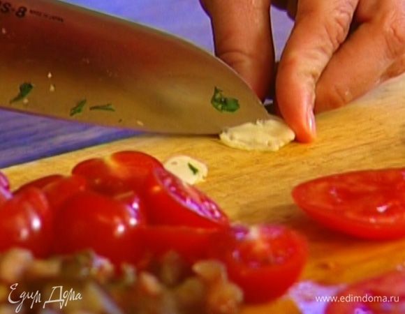 Зубчик чеснока почистить и мелко порубить.