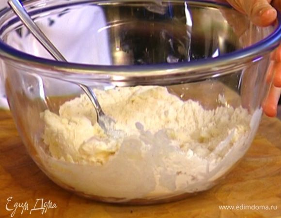 Приготовить тесто: перемешать муку, сметану, предварительно размягченное сливочное масло, 1 ч. ложку сахара и соль, затем ввести яйцо и замесить.