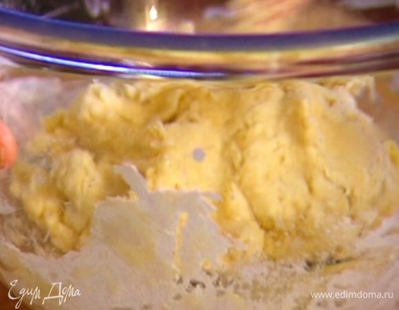 Разделить тесто на две части, завернуть в пищевую пленку и убрать в холодильник на 30 минут. 