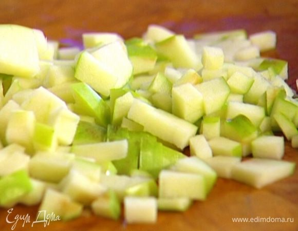 Яблоко нарезать на маленькие кубики, посыпать оставшимся сахаром и корицей, перемешать.
