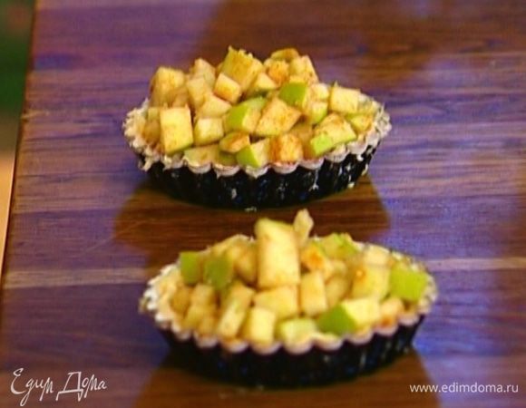 Выложить яблоки в формочки с тестом и поставить в разогретую духовку на 12–15 минут.