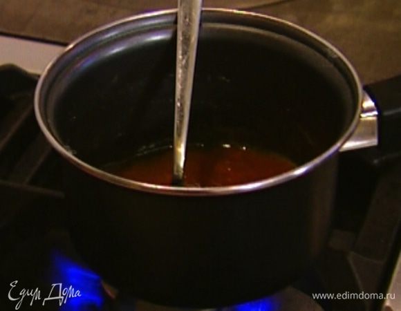 Растопить в небольшой кастрюле абрикосовый джем.