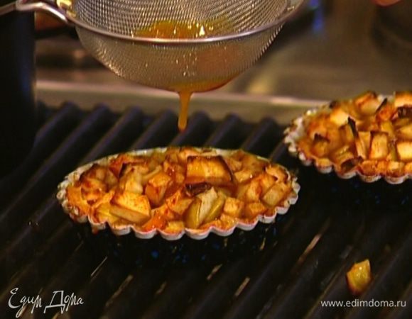 Готовые галеты вынуть из духовки и через сито полить абрикосовым джемом.