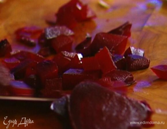 Свеклу почистить и нарезать небольшими кубиками.