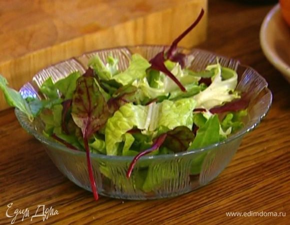 Зелень крупно порезать.Листья салата порвать руками.