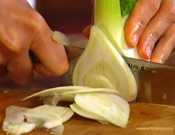 Фенхель нарезать соломкой и соединить с мякотью и соком апельсина.