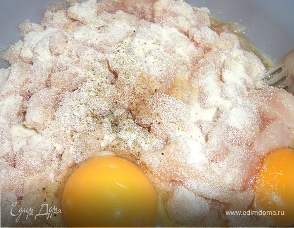 вбиваем яйца,   солим, перчим, добавляем манку, майонез, муку и хорошенько вымешиваем