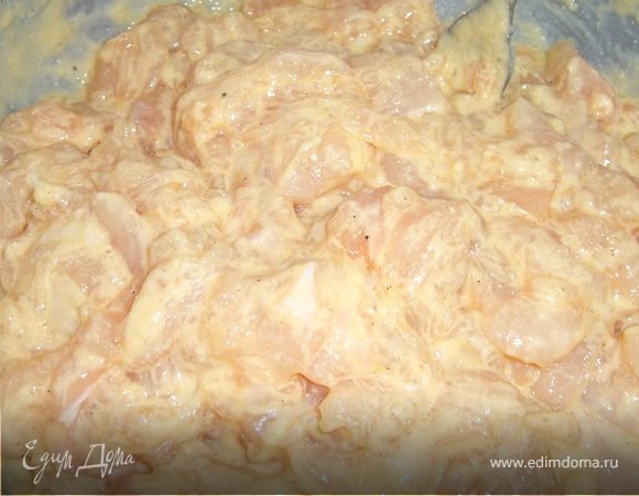 даем постоять смеси  хотя бы мин 10-15,чтоб манка набухла.