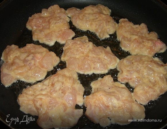 выкладываем ложкой на разогретую сковороду с маслом растительным, жарим как оладьи, с двух сторон до золотистого цвета