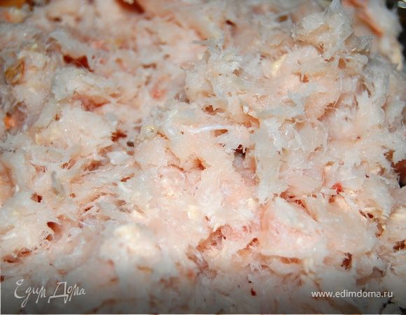 Лук также измельчаем на мясорубке.
Большую часть лука добавить к белой рыбе,меньшую к красной.
Добавляем к белой рыбе яйца,измельченный укроп,солим и перчим.Тщательно перемешиваем.
Фарш из красной рыбы(лук и рыба)соли,перчим и перемешиваем.
