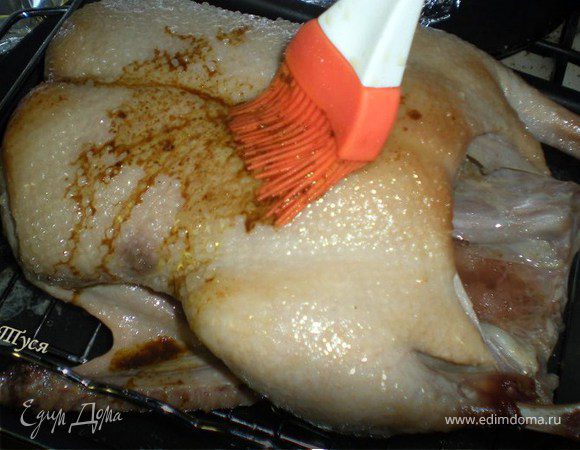 Смешать имбирь,кунжутное масло,перец,соевый соус.
Вытащить утку,снять фольгу,промазать приготовленной смесью.
Увеличить температуру до 260гр.
Утку положить обратно на решетку и отправить в духовку на 25 мин.
Если начнёт гореть- уменьшить температуру и увеличить время.