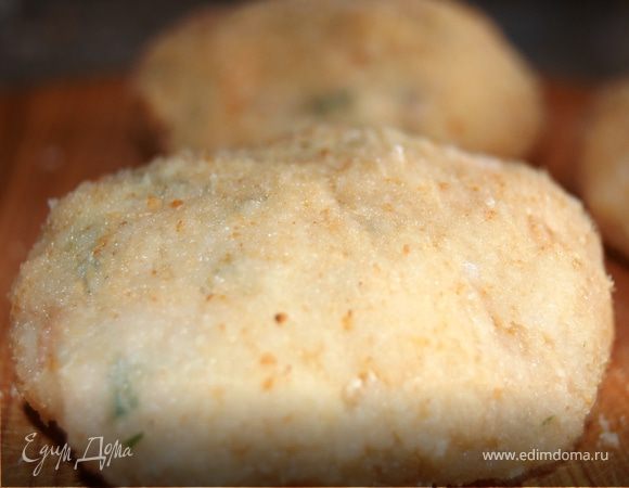 Обваливаем в панировочных сухарях.Даем постоять мин 5.