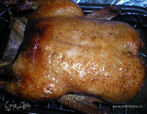 Взбить мёд с соевым соусом.
Вытащить утку и промазать медовой смесью.Вернуть в духовку на 10 мин для образования золотистой корочки,в режиме гриль.