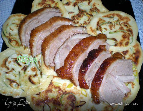 Готовую утку по-пекински остудить,нарезать на порционные куски.
Подавать с блинчиками и соевым соусом.