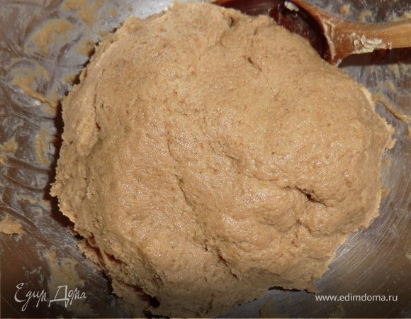 -Муку смешиваем с какао,ванилином, добавляем сахар- четверть стакана, соль, масло и 1 яйцо - замешиваем тесто 
