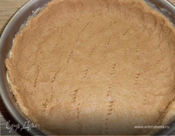 -форму застелить пергаментом-смазать маслом

тесто раскатываем  и выкладываем в круглую форму , сделав бортик из теста 3-4 см, проколоть вилкой , убираем форму с тестом в холодильник на 30 мин
