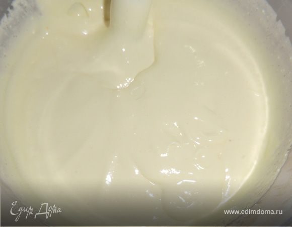 -а пока займемся  творожной начинкой

творог , желтки-3шт, молоко, лимонный сок, сахар - оставшийся и крем из пакетика (См фото шагов №10-11)- взбиваем венчиком или лучше блендером.
