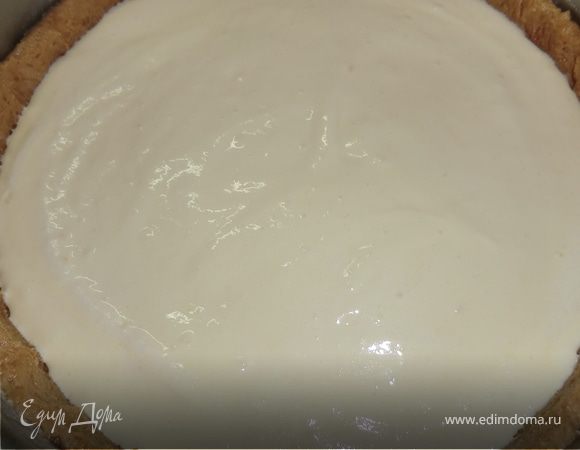 - половину массы выкладываем в форму с тестом, в остальную добавим 2 ст ложки какао и перемешаем, 
