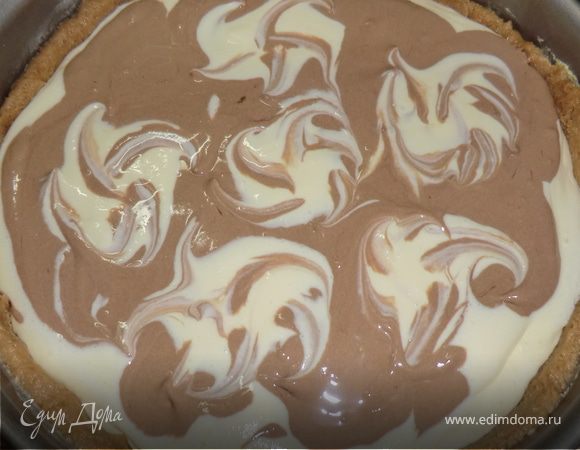  -выкладываем на белую массу  либо ровным слоем или как я -в виде цветка, можно сверху посыпать шоколадной крошкой

 -ставим в разогретую духовку до 180 градусов, на 55-60 мин, может и дольше чуть,это от духовки зависит.. 

