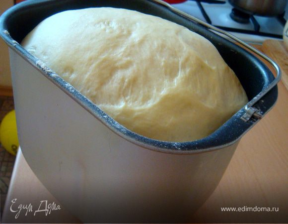 Добрый день!
Решила вот сдобными булочками домашних побаловать. Сразу оговорюсь-замес делала в хлебопечке, но обязательно опишу и "ручной" замес, для тех,кто не имеет такое чудо на кухне.
Итак,приступим: для хлебопечки: смешать воду с яйцом до однородности-вылить в форму- сверху всыпать муку, так,чтоб она покрывала воду, далее сверху засыпаем по порядку-сахар,соль,масло сливочное, дрожжи. Ставим программу "ТЕСТО"- у меня эта программа длится 1 ч.30 минут (расстойка теста занимает 50 минут и за это время тесто поднимается более чем в два раза-это видно на фото). Пока замешивается тесто,чтоб вы ориенторовались-оно должно стать колобком и не прилипать ко дну и стенкам- если тесто у вас жидковато-присыпте чуть больше муки (но не забивайте тесто мукой- оно должно быть нежным,мягким и эластичным), если наоборот очень крутое,то влейте воды.
Точное кол-во в граммах я не могу написать,так как пользуюсь мерными кружками, а весов пока не имею