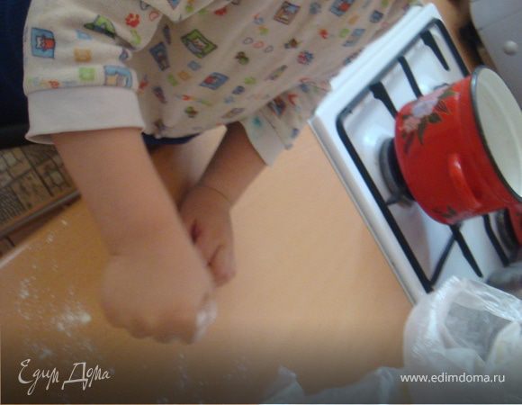 После замеса и расстойки теста,когда вам ваша чудо-машина-хлебопечка дружественно пропипикала- переходим к формованию самих булочек. Необходимо сначала обмять немного тесто на присыпанной мукой поверхности и скатать из него что-то типа жгута (колбаски), разрезать на небольшие порционные равные части- у меня получилось-17 кусочков.