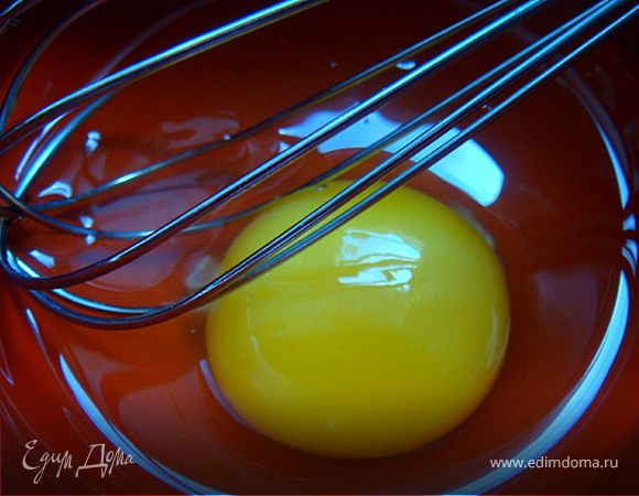 Разогреть духовку до 200 гр. "Поднявшиеся" булочки смазать сверху взбитым яйцом и присыпать кунжутом.