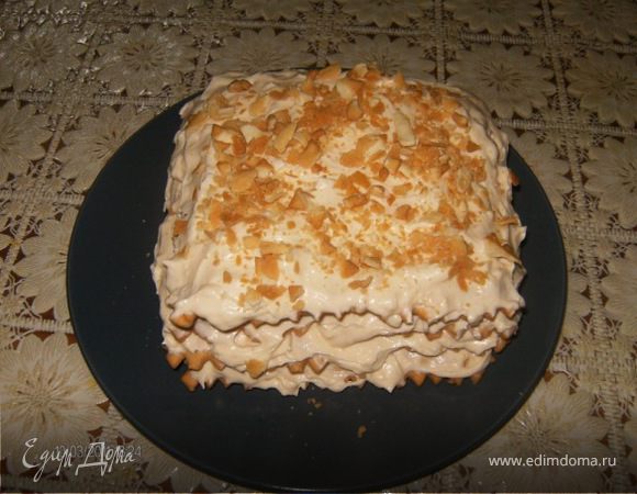 слоеное тесто раскатать,испечь.
заварной крем:
взбить желтки,сахар,муку и масло.Разогреть молоко с ванилью и добавить в молоко предварительно приготовленную смесь и перемешать как следует,готовить постоянно помешивая на медленном огне в течении 10 минут!!!!
Хорошо остудить!!!
Взбить сливки в густую пену с 50 г.,сахара.
Смешать заварной крем и сливки в пропорции 1 литр+300г.крема.
Собираем торт,корж крем корж крем