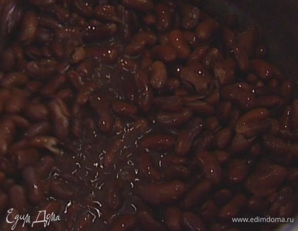 Фасоль замочить на ночь или на несколько часов, затем залить фасоль свежей водой и отварить до готовности, воду слить и сохранить.