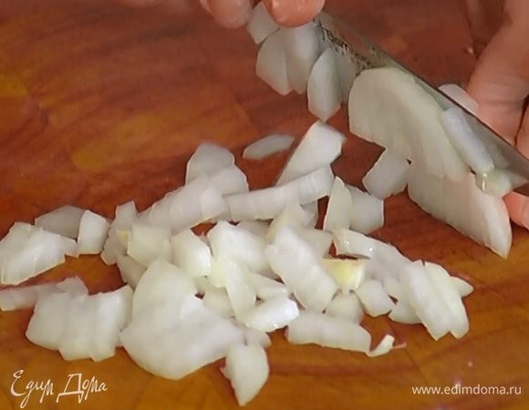 Лук почистить и мелко порубить.