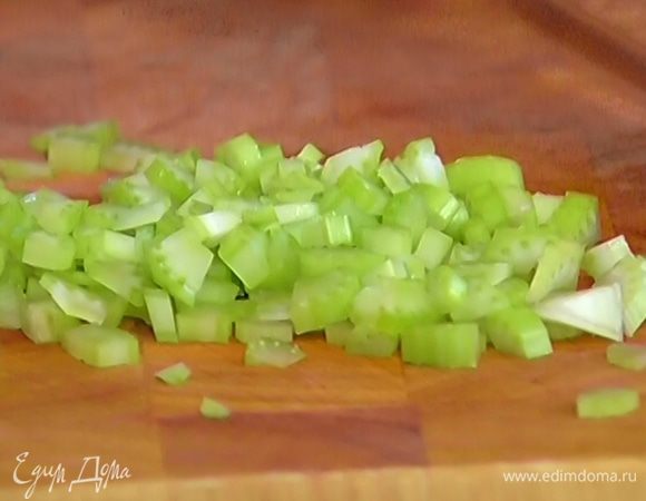 Сельдерей нарезать маленькими кусочками.