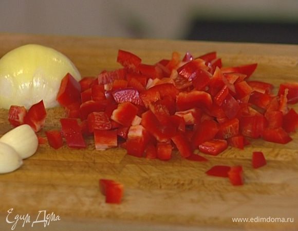 Перец, удалив семена, нарезать маленькими кубиками. 