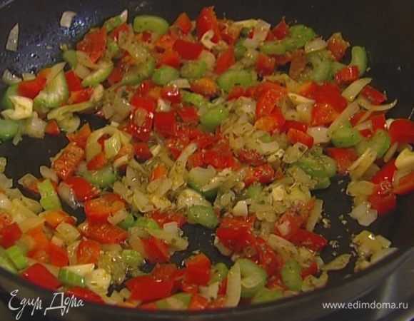 Разогреть в сковороде оливковое масло, выложить лук, сельдерей, перец и чеснок, посолить, поперчить и прогревать овощи на небольшом огне, пока они не станут мягкими, затем добавить орегано и перемешать.