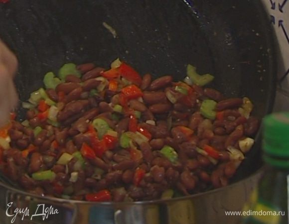 Отправить в сковороду к овощам отваренную фасоль, все перемешать и переложить в кастрюлю, в которой фасоль варилась. 
