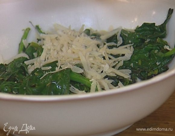 Добавить пармезан, немного посолить, поперчить и еще раз перемешать.