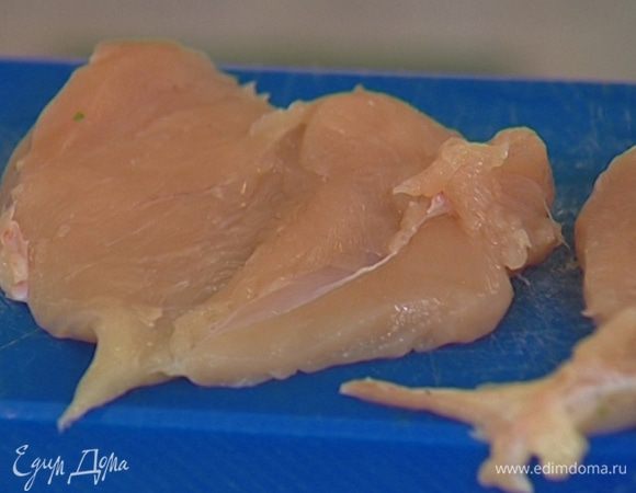 Куриные грудки надрезать таким образом, чтобы получился карман, накрыть пищевой пленкой и слегка отбить скалкой.