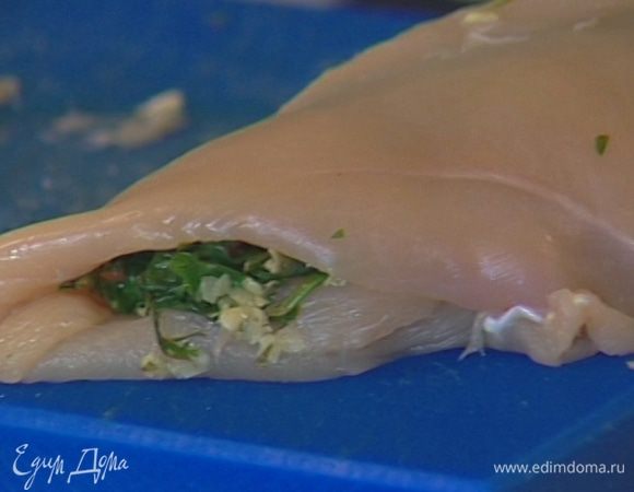 Начинить курицу шпинатом с петрушкой, скрепить карман зубочистками, смазать грудки со всех сторон оливковым маслом, посолить и поперчить.