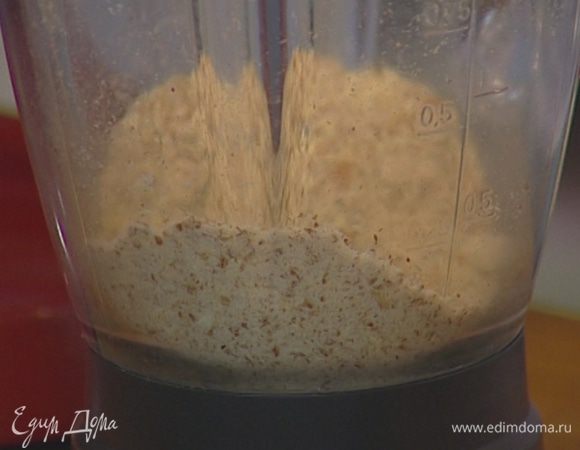 Миндаль подсушить в духовке, затем измельчить в блендере в крошку.