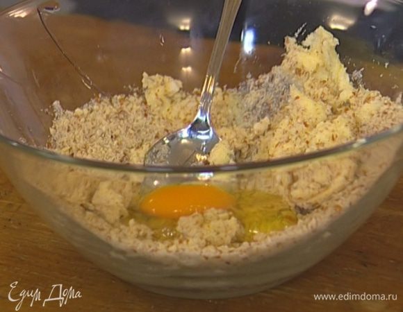 Приготовить крем: растереть 75 г предварительно размягченного сливочного масла с оставшимся сахаром, добавить миндаль, яйца и все вымешать.