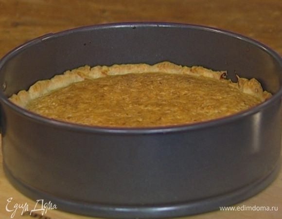 Тонким слоем намазать на корж малиновое варенье, сверху равномерно выложить миндальный крем и выпекать в разогретой духовке 25‒30 минут.