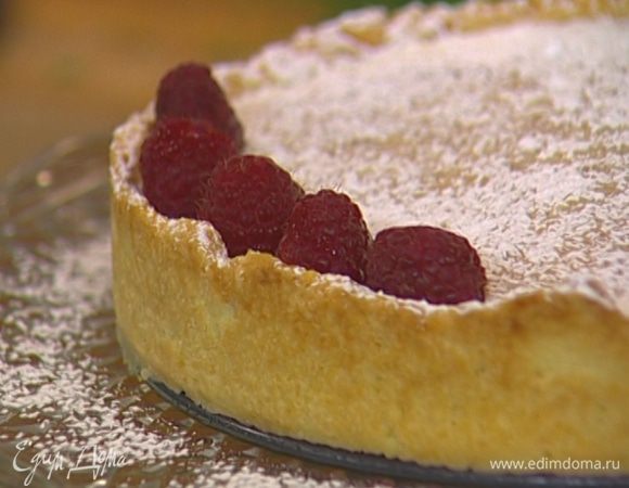 Открыть замок формы и дать пирогу слегка остыть, затем присыпать сахарной пудрой и украсить всю поверхность ягодами малины.  