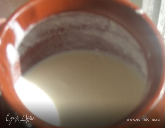 Молоко довести до кипения (но не кипятить), выключить и остудить до 60 градусов. Снять пенку. 