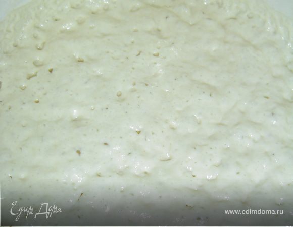 Подогреть молоко и развести в нем дрожжи, добавить соль, сахар, немного муки до густоты сметаны. Дать опаре подойти, затем добавить оставшуюся муку и в конце влить масло и хорошо вымесить тесто. Тесто кладем в миску, накрываем полотенцем, ставим в теплое место и даем ему максимально подойти.
 А в это время готовим начинку, для этого обжариваем лук на сливочном масле до золотистого цвета, затем добавляем фарш, специи и обжариваем, но не пересушиваем. Фарш готов.
 А теперь приступаем к изготовлению расстегаев.Тесто раскатываем и формируем  лепешки среднего размера, затем делаем с двух краев надрезы, посредине кладем начинку, оттягиваем надрезанные края и просовываем один через другой и защипываем с боков, получаются полураскрытые расстегаи.
 Противень застилаем бумагой для выпечки, смазываем маслом и выкладываем расстегаи, которые смазываем яйцом и оставляем на 15-20 минут. После этого отправляем их в духовку и выпекаем при температуре 180 гр. около 30 минут.
 Приятного аппетита!